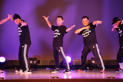 「岡村隆史のDANCE BOKAN」に出演したナインティナイン岡村（左から2人目）。