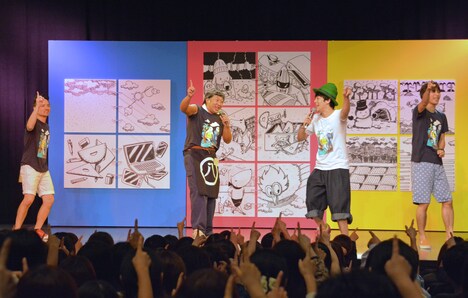 「きょーイチ」を歌う出演者たち。