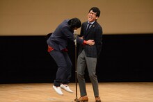 動きのある漫才で会場を沸かすえんにち。