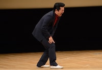漫才中、脚を撃たれたシーンを熱演するアイパー滝沢。