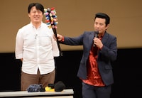 「釘バット専用・釘カバー」を披露するアイパー滝沢。