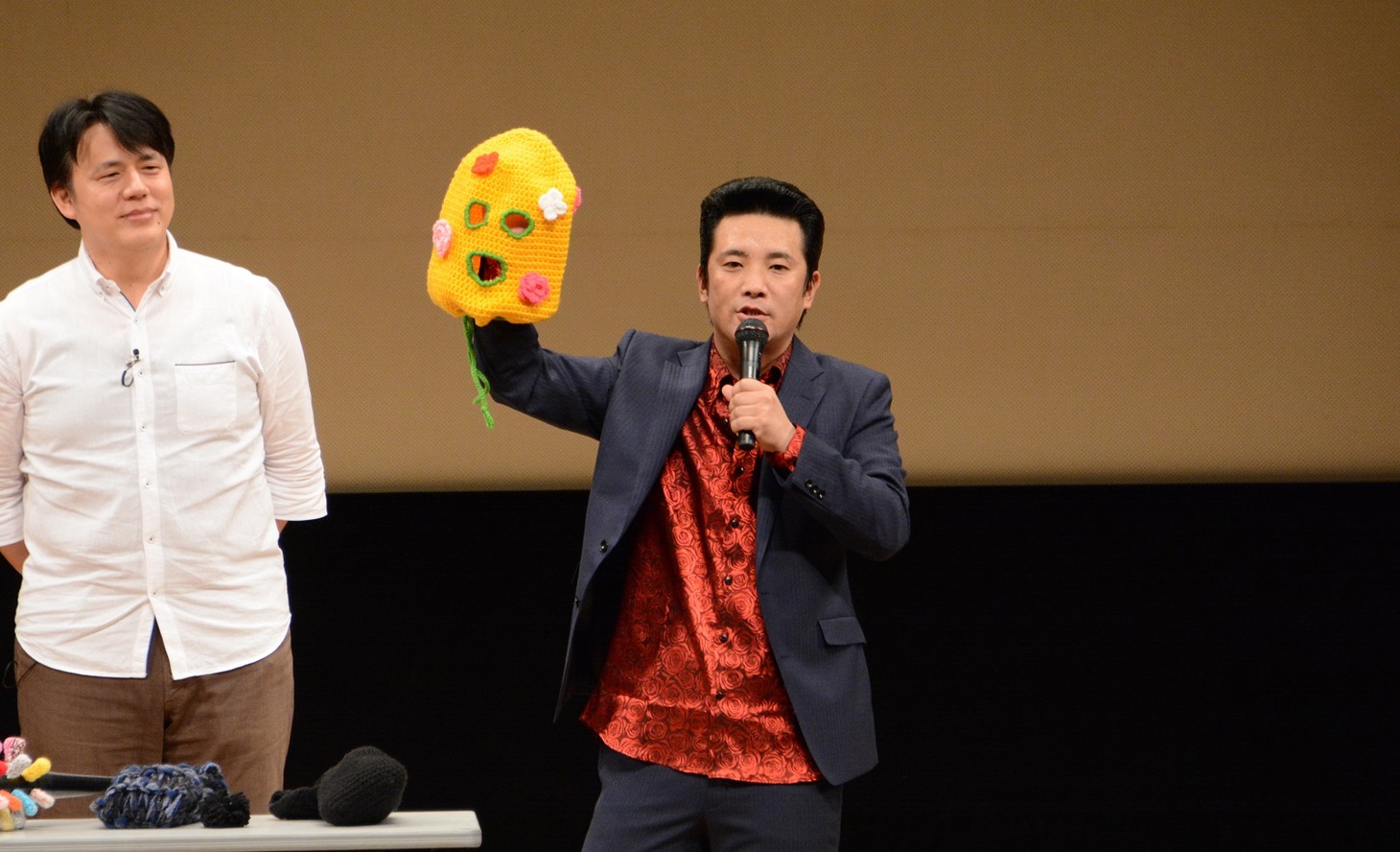「巾着にもなる目出し帽」を披露するアイパー滝沢。