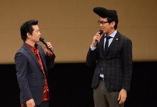 「被れるリーゼント」を装着したえんにち望月（右）。