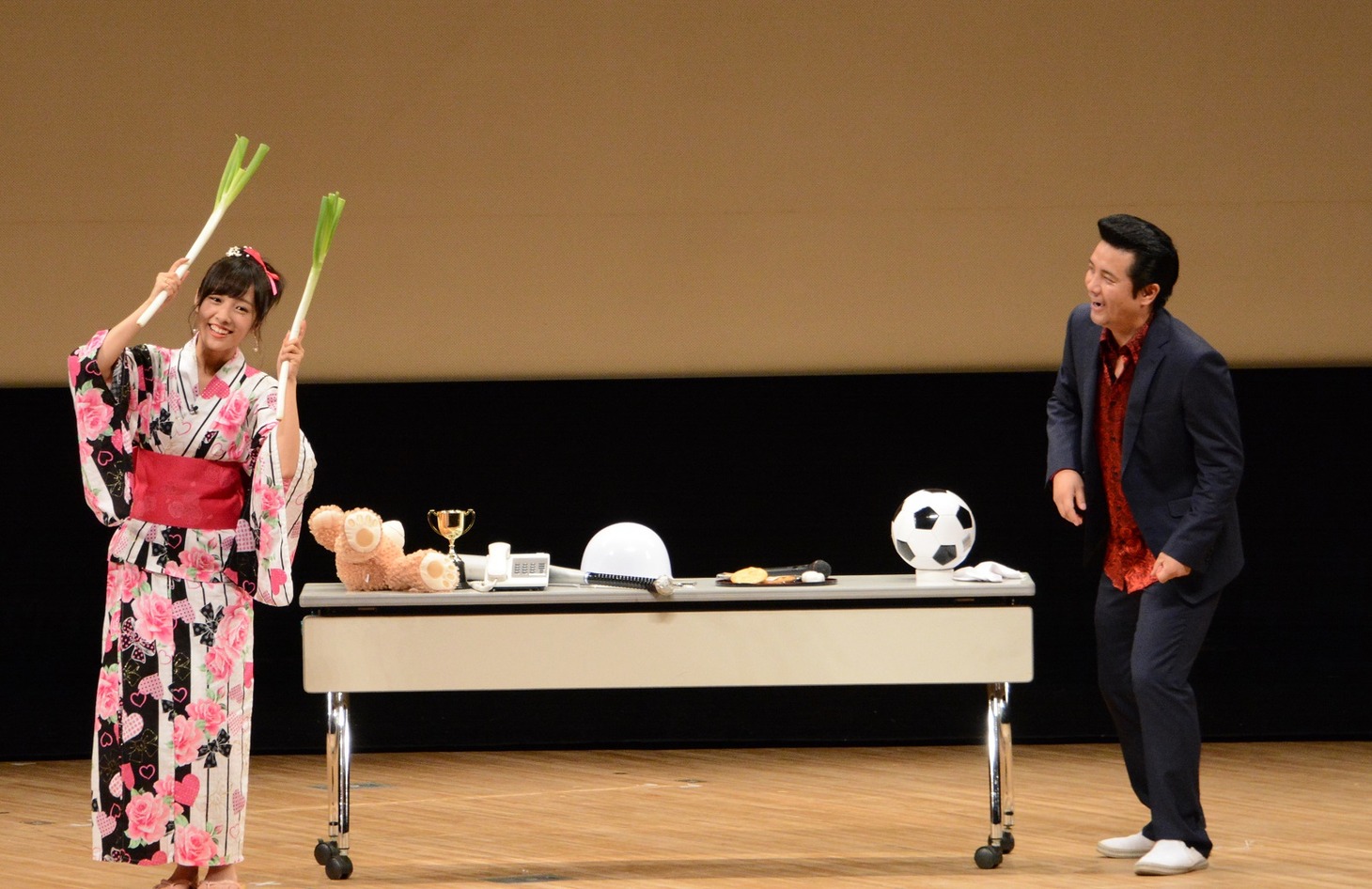 モノボケに挑戦する（左から）前田希美とアイパー滝沢。