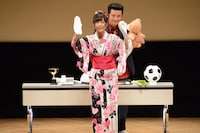 モノボケを行うアイパー滝沢と前田希美。