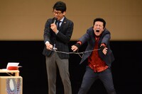 低周波治療器に悶絶するアイパー滝沢（右）。