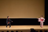 ゴムパッチンを受けるアイパー滝沢（左）。