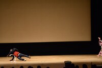 ゴムパッチンを受けるアイパー滝沢（左）。