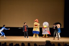 ゴムパッチンを受けるえんにち望月（右）。