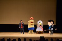 ゴムパッチンを受けるえんにち望月（右）。