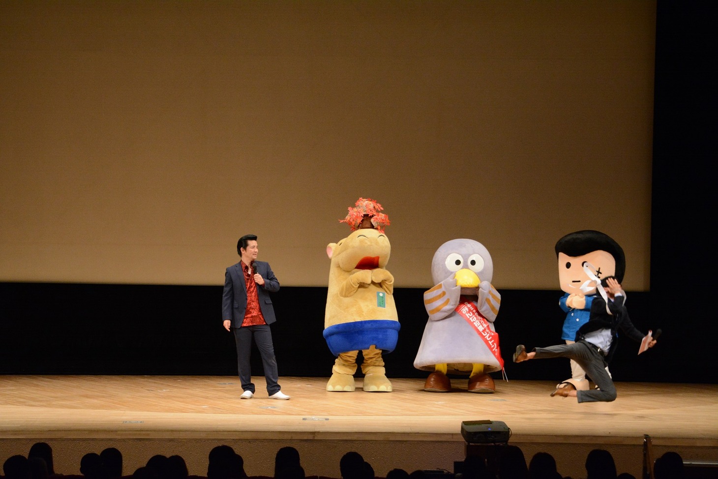ゴムパッチンを受けるえんにち望月（右）。