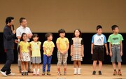 漫才を披露した東越谷小学校の児童たち。