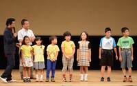 漫才を披露した東越谷小学校の児童たち。