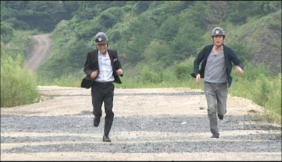 「それ押させてください！」で爆破から逃げる博多華丸・大吉の大吉（右）、いとうせいこう（左）。(c)テレビ朝日