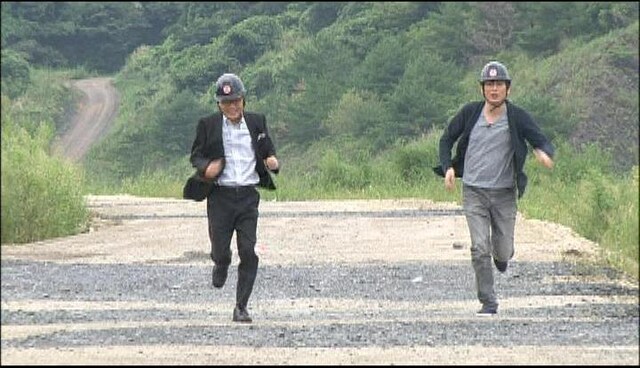 「それ押させてください！」で爆破から逃げる博多華丸・大吉の大吉（右）、いとうせいこう（左）。(c)テレビ朝日