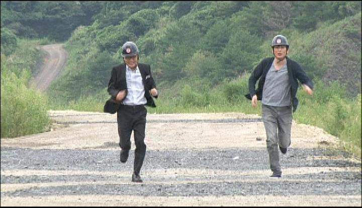 「それ押させてください！」で爆破から逃げる博多華丸・大吉の大吉（右）、いとうせいこう（左）。(c)テレビ朝日