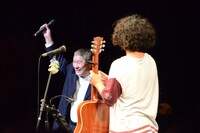 「ビートたけしリスペクトライブ」に登場したビートたけし（左）。