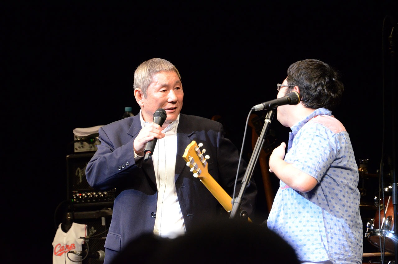 ビートたけしとの共演に感激するサンボマスターの山口隆（右）。