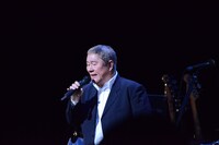 「浅草キッド」を歌うビートたけし。