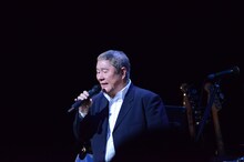 「浅草キッド」を歌うビートたけし。