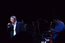 サンボマスターをバックに「浅草キッド」を歌うビートたけし。