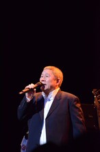 「浅草キッド」を歌うビートたけし。