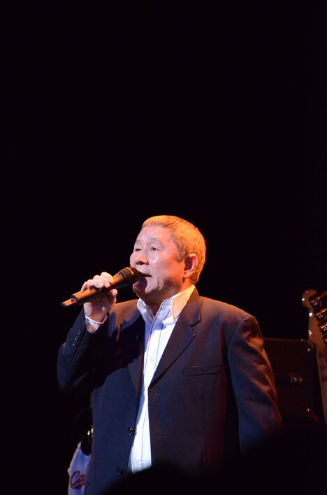 「浅草キッド」を歌うビートたけし。