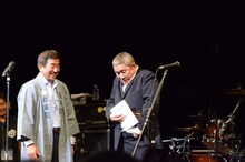 金一封を懐にしまうビートたけし（右）。