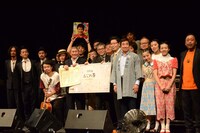 クロージングセレモニー中に行われたフォトセッションの様子。