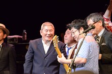 左から、ビートたけし、山口隆（サンボマスター）。