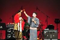 みたらし団子を重ねあわせる武将様と美剣士（ダイアン西澤）。