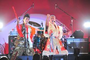 「戦国音楽祭（ソニック）」の様子。左から、ミサイルマン岩部扮する武将様、角田信朗。
