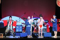 千鳥（中央の2人）