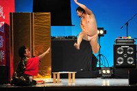 とにかく明るい安村（右）