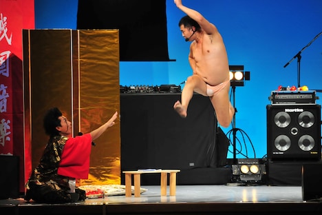 とにかく明るい安村（右）