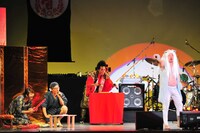 レイザーラモンRG扮する銀狼（右端）。