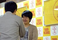 変顔を披露するうしろシティ阿諏訪。