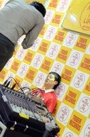 ストーリー仕立てで3種類の変顔を作るうしろシティ金子。