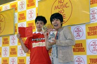 DVD発売記念イベントを開催したうしろシティ。