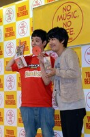 フォトセッション中にも変顔を求められたうしろシティ。