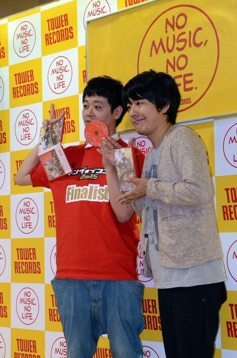 フォトセッション中にも変顔を求められたうしろシティ。