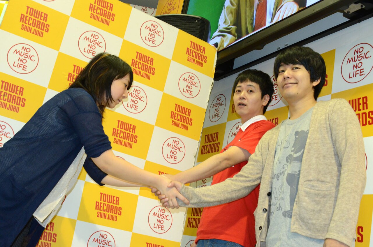 うしろシティが変顔3連発、ファンに見守られながらチェキに収める