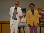 左から、じゅんいちダビッドソン、具志堅用高。