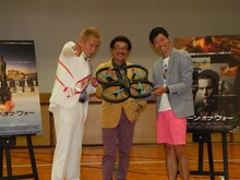 左から、じゅんいちダビッドソン、具志堅用高、谷+1。。