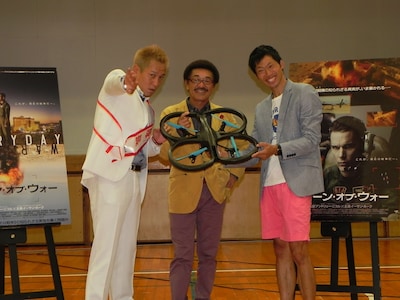 左から、じゅんいちダビッドソン、具志堅用高、谷+1。。