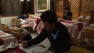 「笑けずり」合宿中の様子。(c)NHK