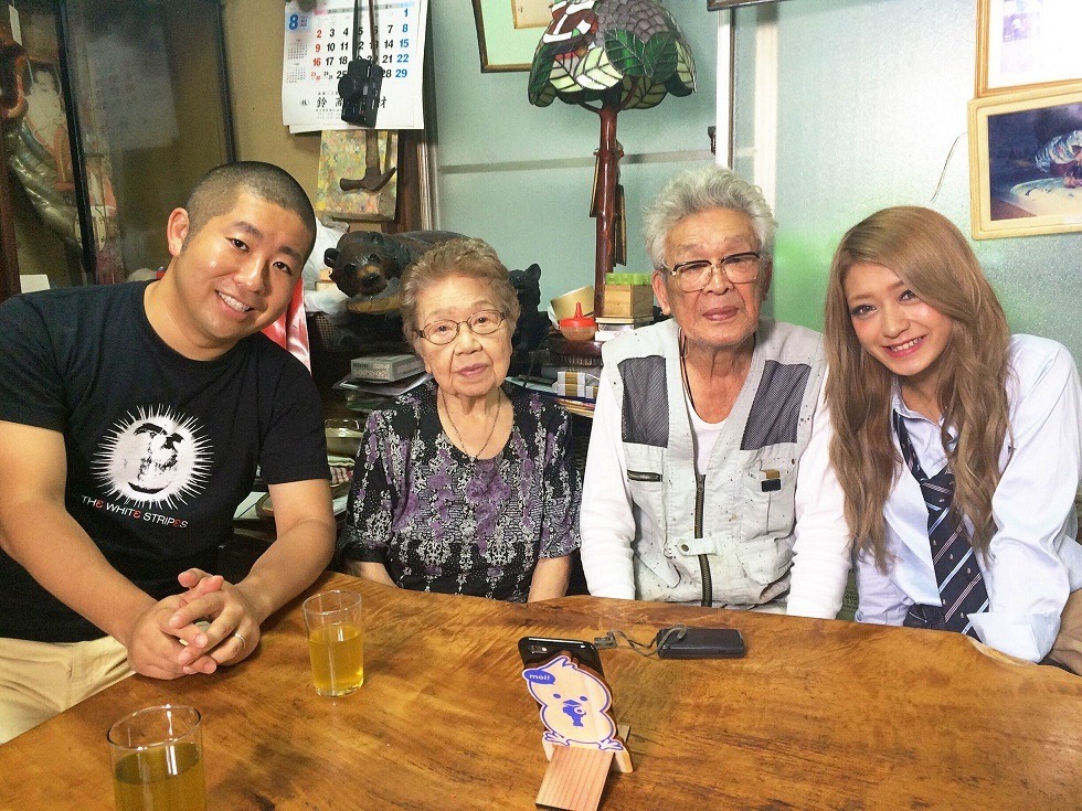 「ハライチ・澤部＆みちょぱの 大正生まれだけど質問ある？」に出演する（左から）ハライチ澤部、秋山夫妻、みちょぱ。(c)テレビ東京
