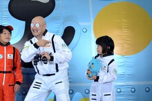 くまだまさし（中央）がネタを披露するも、娘の清菜ちゃん（右端）は笑ってくれない。