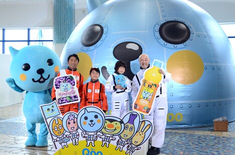 「Qooプラネタリウム」体験イベントに参加した（左から）、内藤大助と亮くん、清菜ちゃんとくまだまさし。