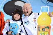 「Qooプラネタリウム」体験イベントに参加したくまだまさし（右）と娘の清菜ちゃん。